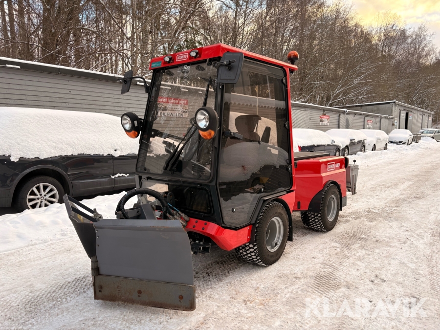 Redskapsbärare Nimos Posi-Trac med vikplog och sandspridare