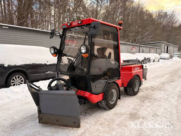 Redskapsbärare Nimos Posi-Trac med vikplog och sandspridare