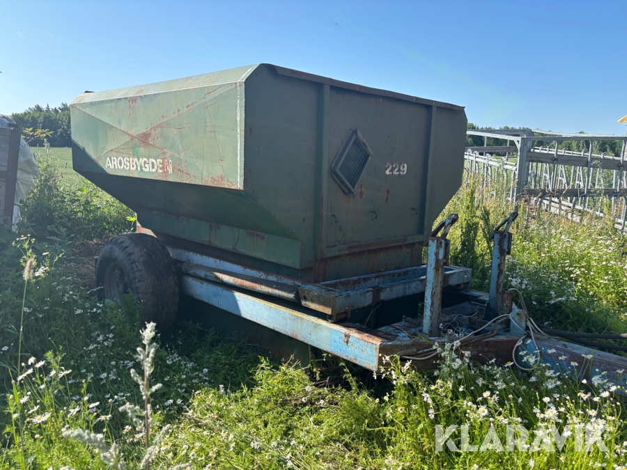 Spannmålskärra Överum med 4 stora 1 liten burk