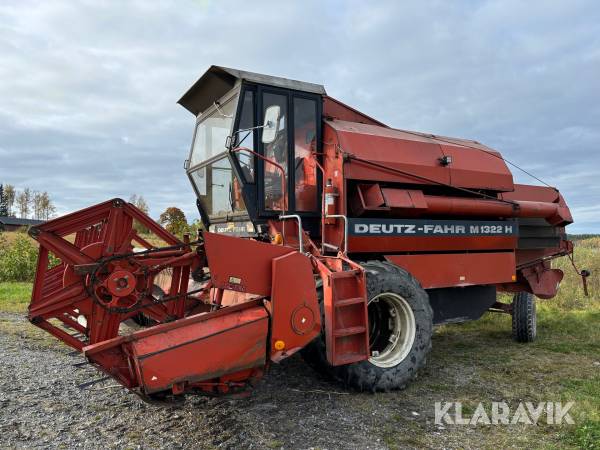 Skördetröska Deutz-Fahr M1322H med dubbelmontage och 14 fots skärbord