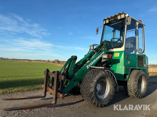 Hjullastare Zettelmeyer ZL302 med snöblad, skopor, gafflar och däck