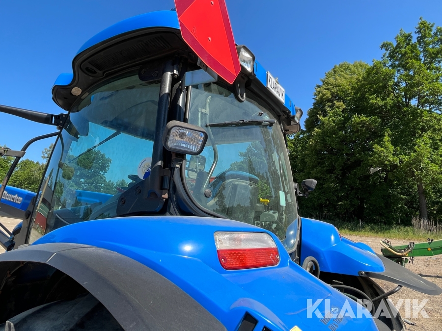 Traktor New Holland T6020 med frontlastare & frontlyft