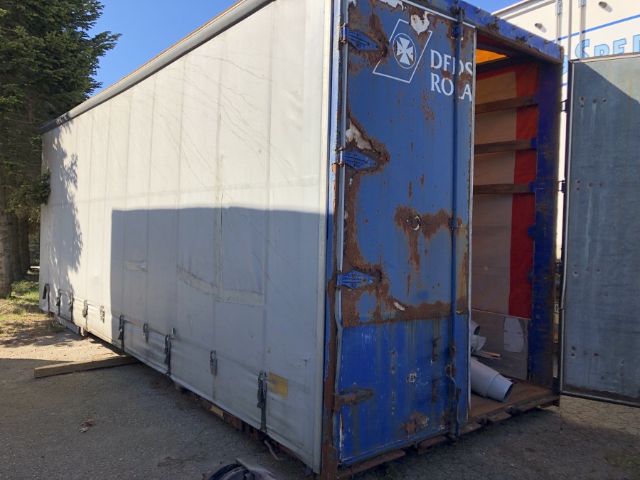 Kapellflak med lastbilsdelar/släpdelar