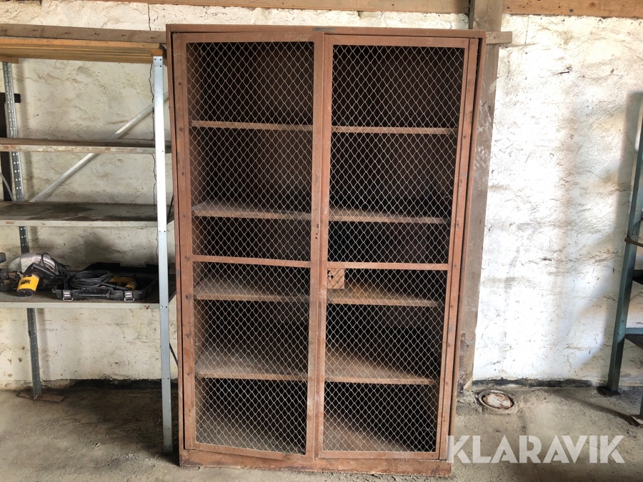 Skåp med nätdörrar