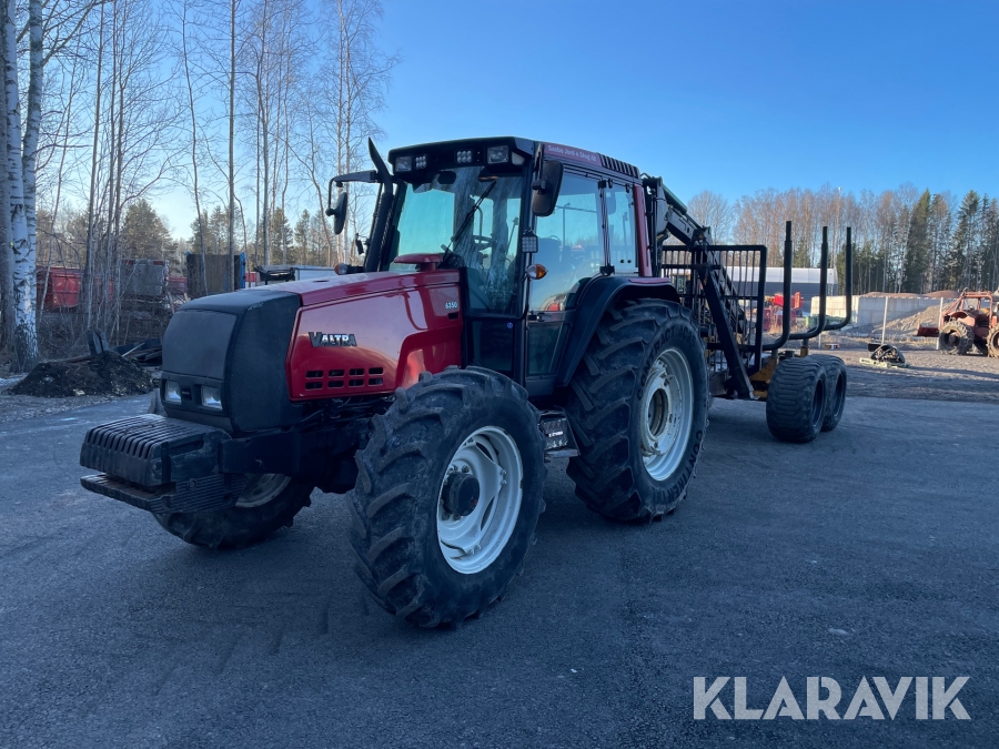Traktor Valtra 6350 med timmervagn