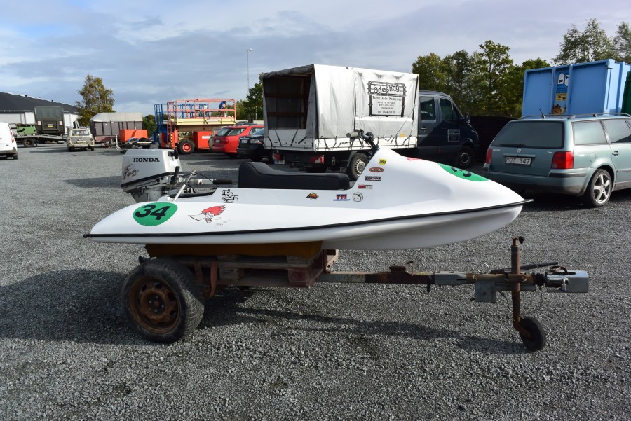 Vattenskoter med utombordare 