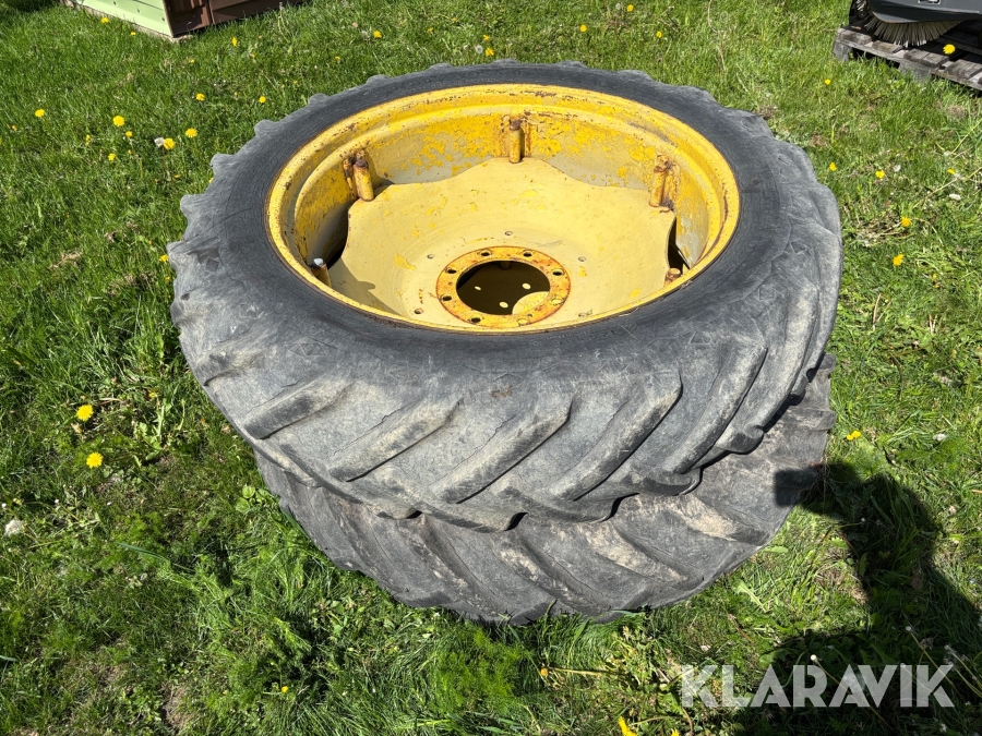 Bakdäck Goodyear 12.4-36 med John deere fälg