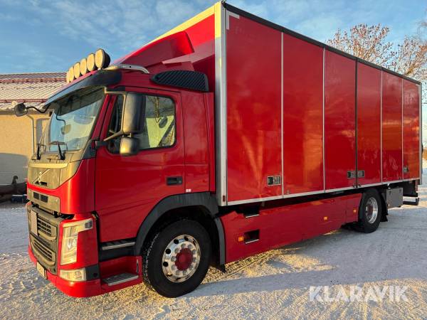 Lastbil Volvo FM 4x2 med skåp och bakgavellyft