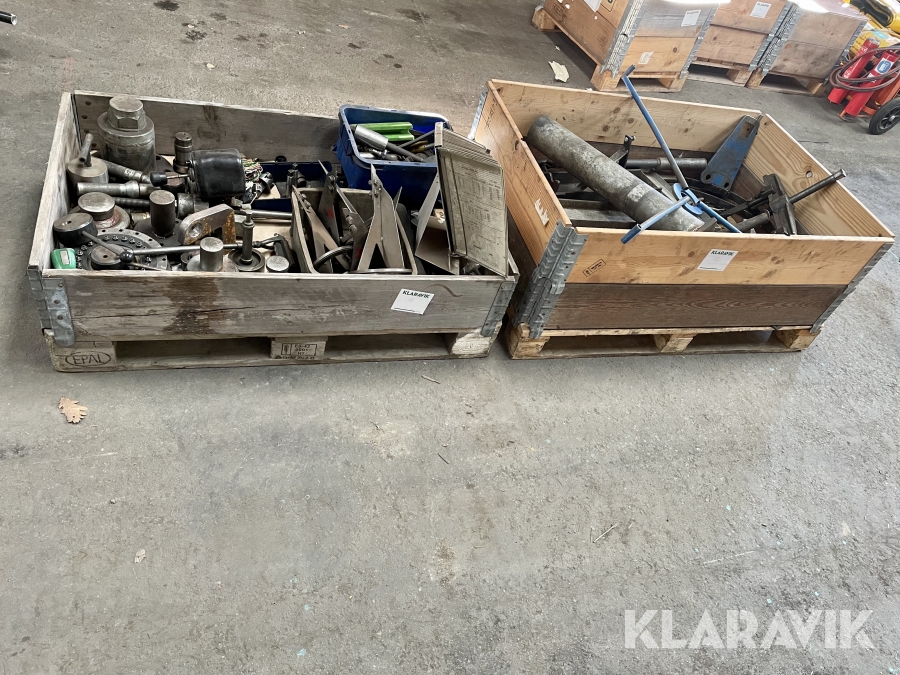 Två pallar med verktyg till Mattsson, Uddevalla, Klaravik a