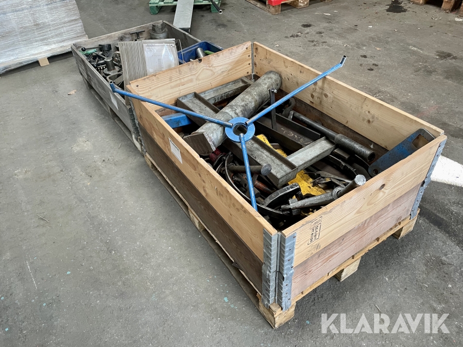 Två pallar med verktyg till Mattsson, Uddevalla, Klaravik a