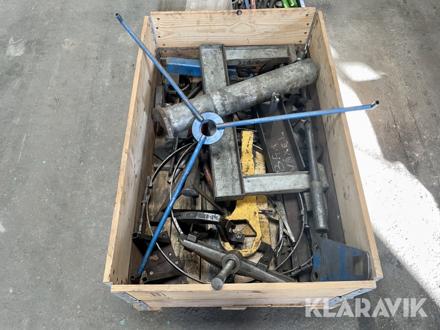 Två pallar med verktyg till Mattsson, Uddevalla, Klaravik a