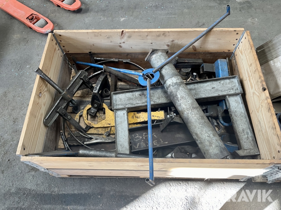 Två pallar med verktyg till Mattsson, Uddevalla, Klaravik a