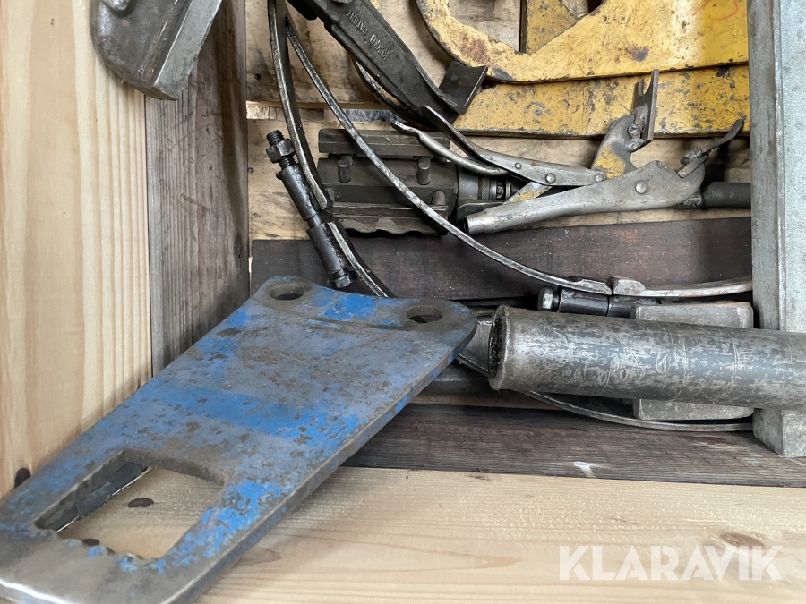Två pallar med verktyg till Mattsson, Uddevalla, Klaravik a