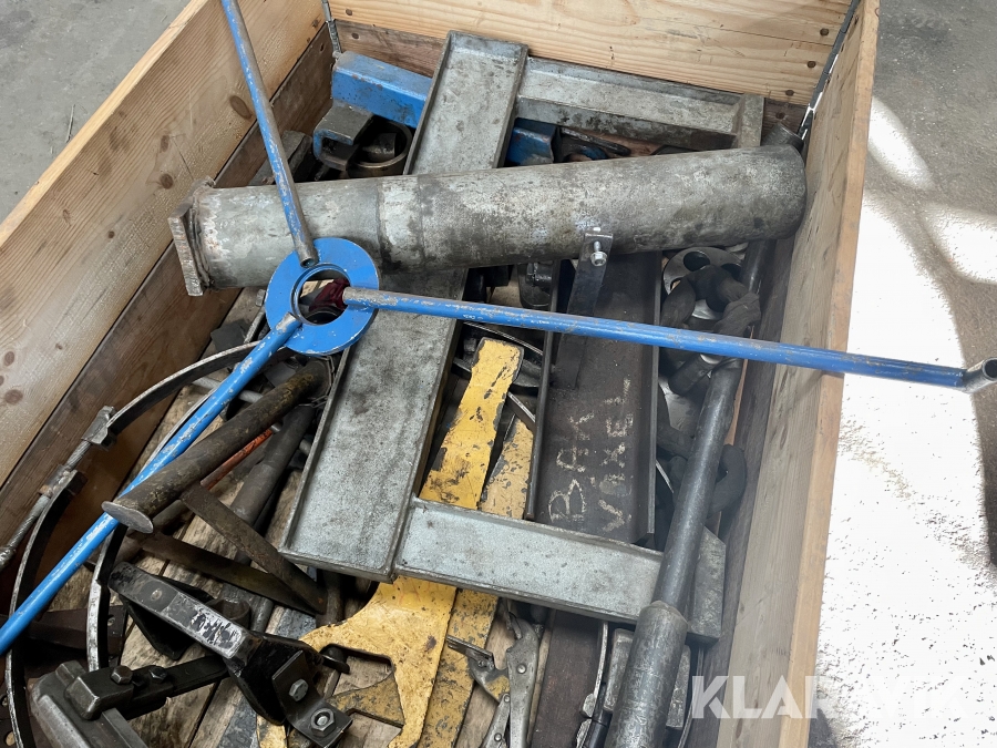 Två pallar med verktyg till Mattsson, Uddevalla, Klaravik a