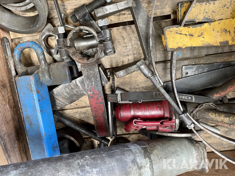 Två pallar med verktyg till Mattsson, Uddevalla, Klaravik a