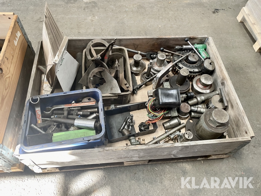 Två pallar med verktyg till Mattsson, Uddevalla, Klaravik a