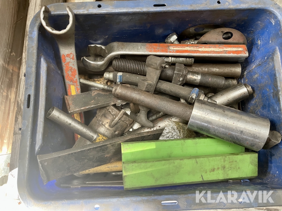 Två pallar med verktyg till Mattsson, Uddevalla, Klaravik a