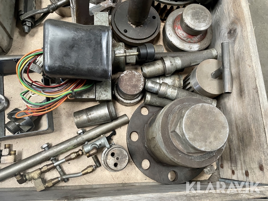 Två pallar med verktyg till Mattsson, Uddevalla, Klaravik a