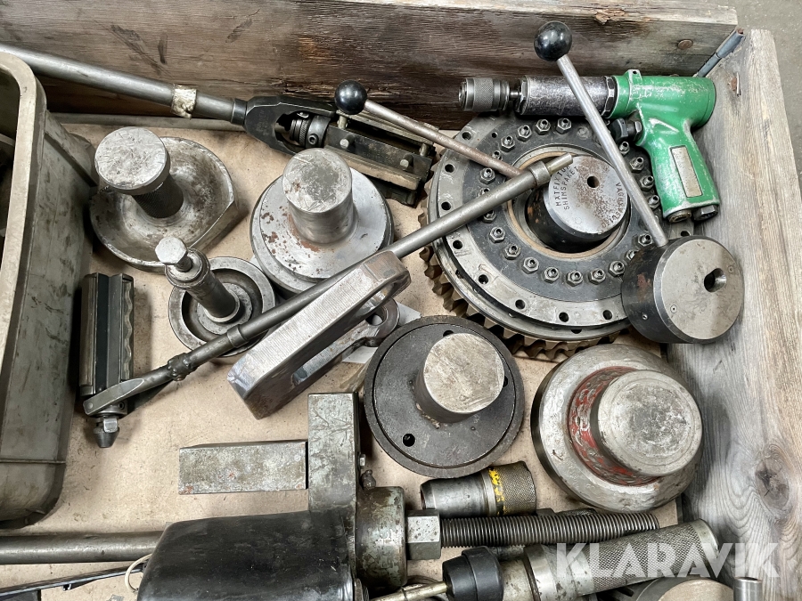 Två pallar med verktyg till Mattsson, Uddevalla, Klaravik a