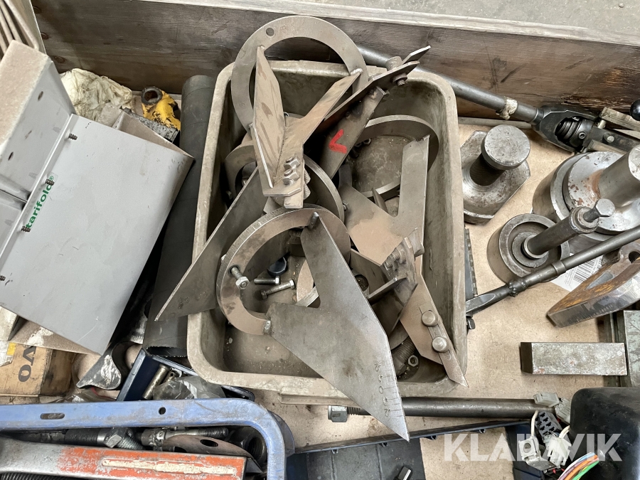 Två pallar med verktyg till Mattsson, Uddevalla, Klaravik a