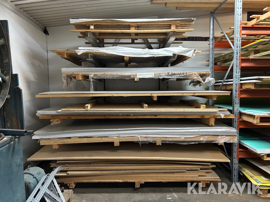 Materialställ med aluminiumskivor