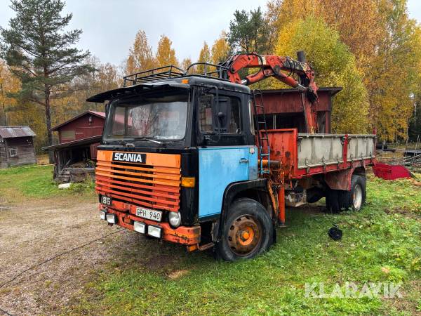 Kranbil Scania L86 med kran och tippflak