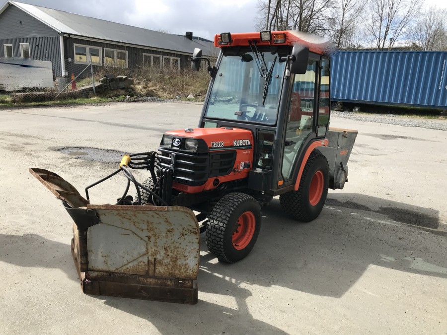 Minitraktor med vikplog & sandspridare