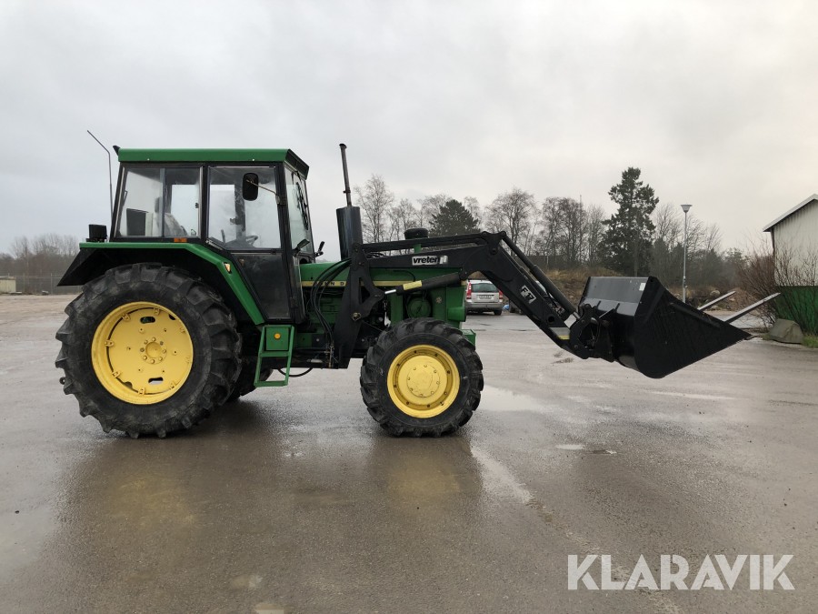 Traktor John Deere 3130 HFWD med redskap