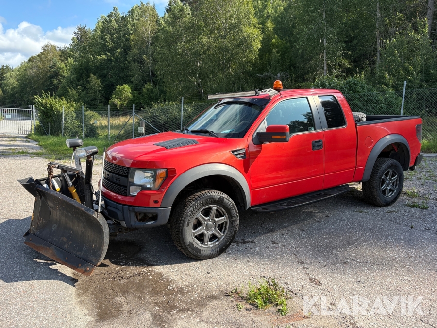 Vinterutrustad Pickup Ford F150 Raptor SVT med vikplog & sandspridare