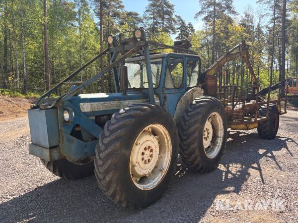 Traktor Ford County F4 med Skogsvagn