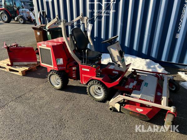 Redskapsbärare Ventrac 3400Y med klippdäck & vikplog