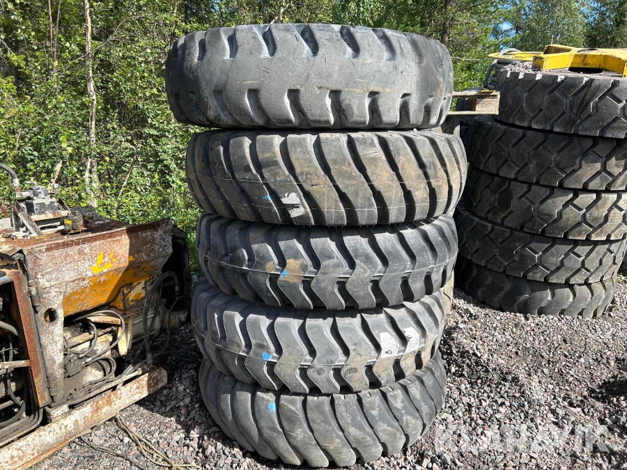 3 st nya däck 2 st begagnade entreprenaddäck