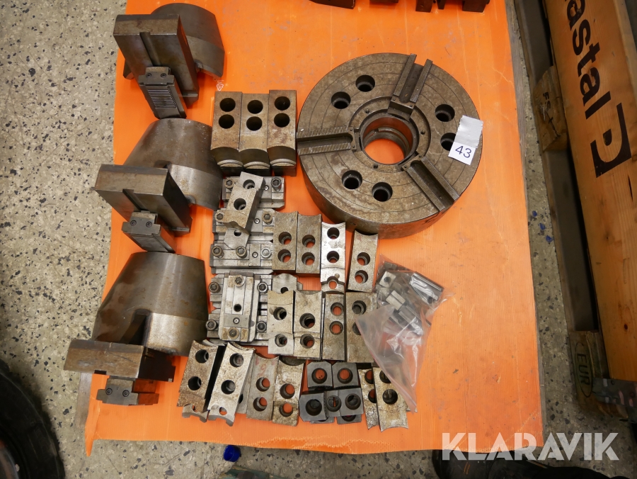 Svarvchuck med backar till styrd maskin