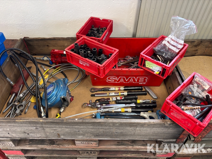 Pall med diverse verktyg insex, hylsor, sågar, lednycklar, balansblock m.m