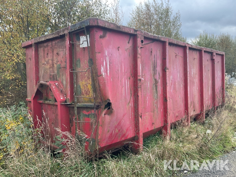 Container fylld med däck på fälg