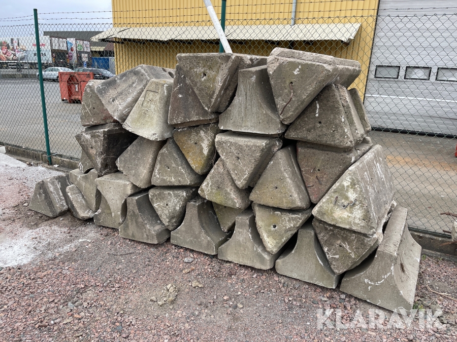 Betongsuggor   ca 30 st