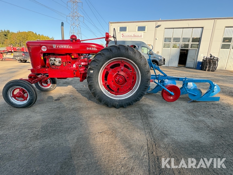 Veterantraktor Farmall EMD 50 med 3-skärig plog