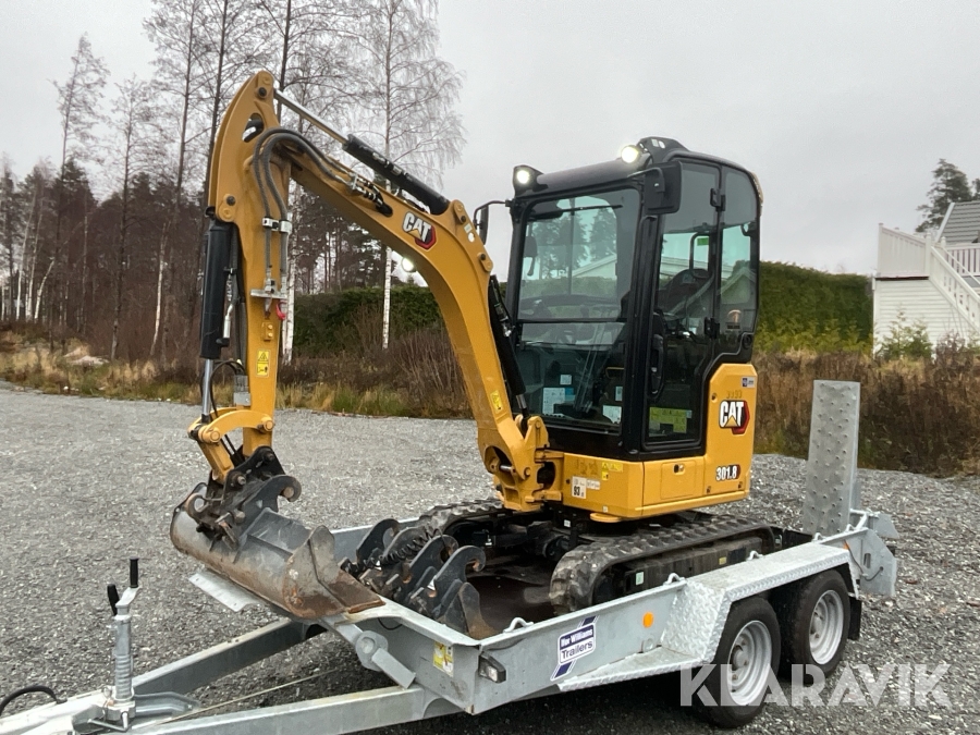 Grävmaskin CAT 301,8 med Williams trailer och redskap