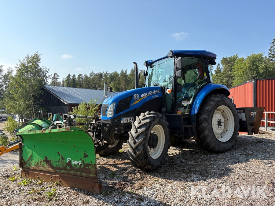 Traktor New Holland TD5.85 med vikplog & sandspridare