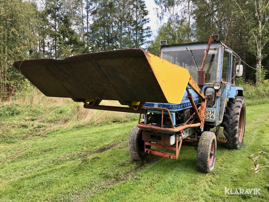 Traktor Leyland 245 med lastare 