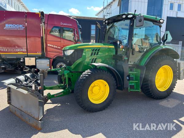 Traktor John Deere 6110R med plog och spridare