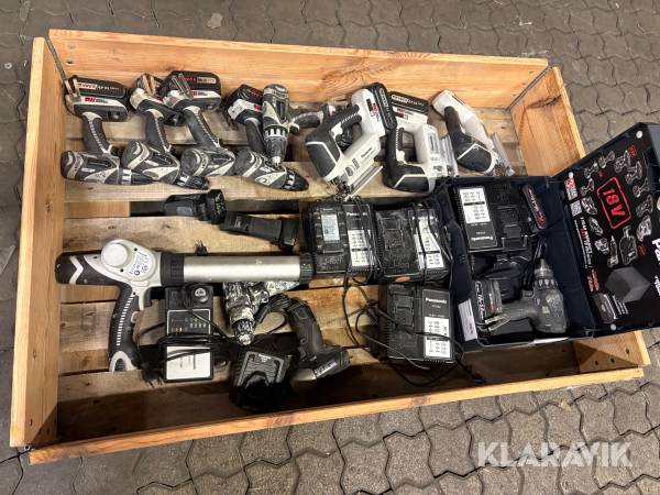 Pall med olika laddare, verktyg och batterier Panasonic