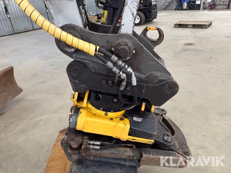 Grävmaskin Takeuchi TB153FR med rototilt och skopa