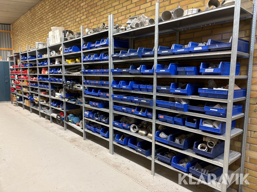 Hyllor med diverse rördelar,  ventiler och eldetaljer.