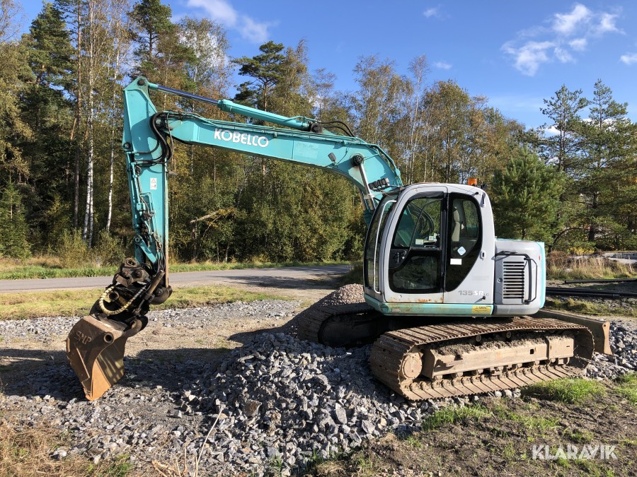 Bandgrävare Kobelco SK 135 SR RC med redskap