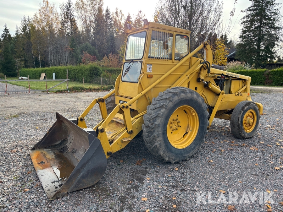 Baklastare Volvo BM LM 621 med skopa, pallgafflar och snökedjor