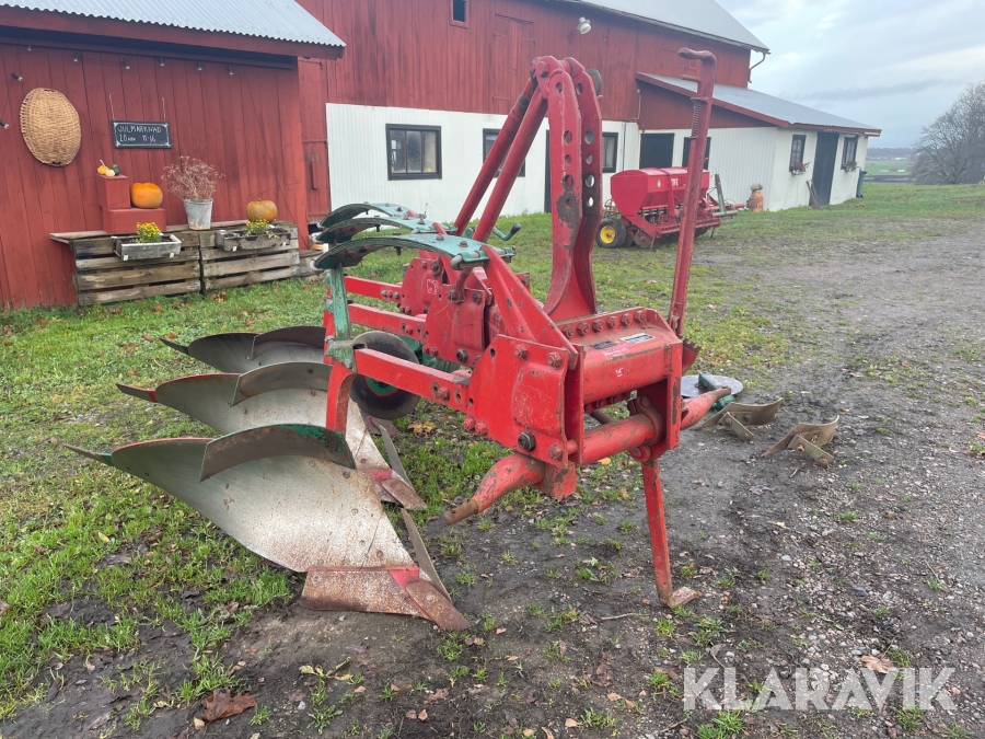 Treskärig plog Kverneland