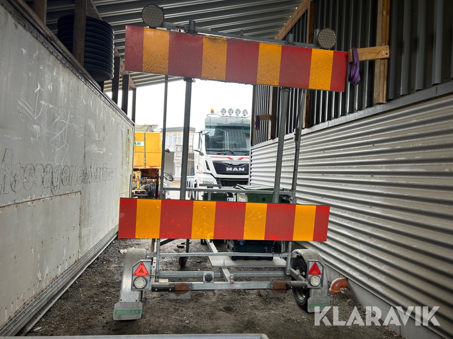 Skyltvagn Berlex med solcell och förvaringslåda