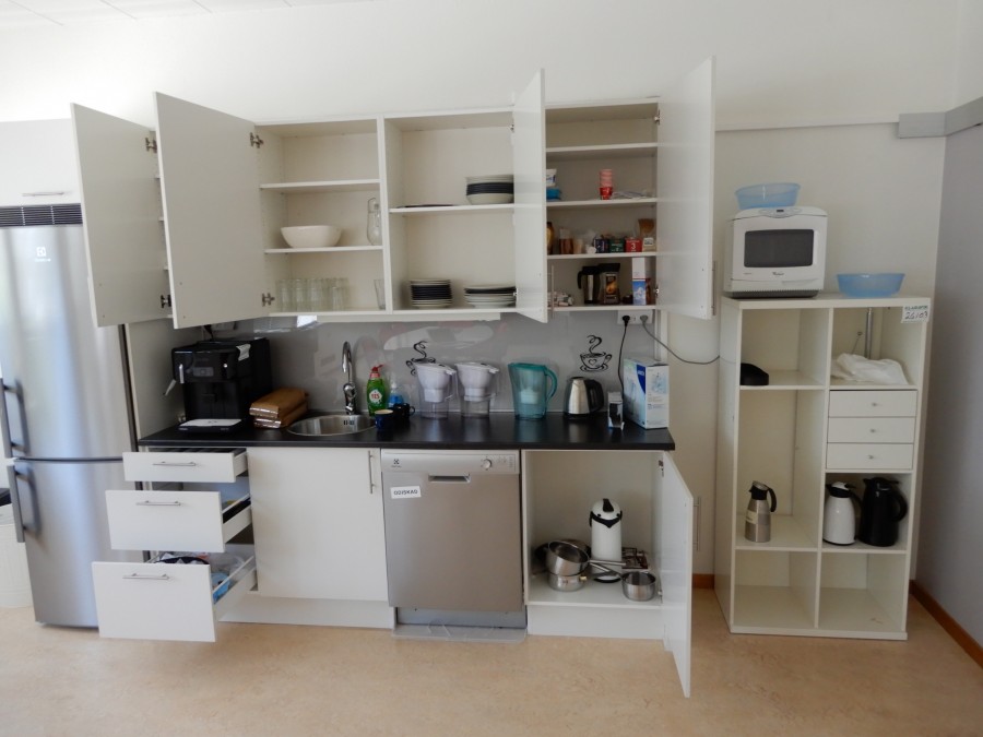 Div. köksdetaljer, porslin, vattenkokare, skåp