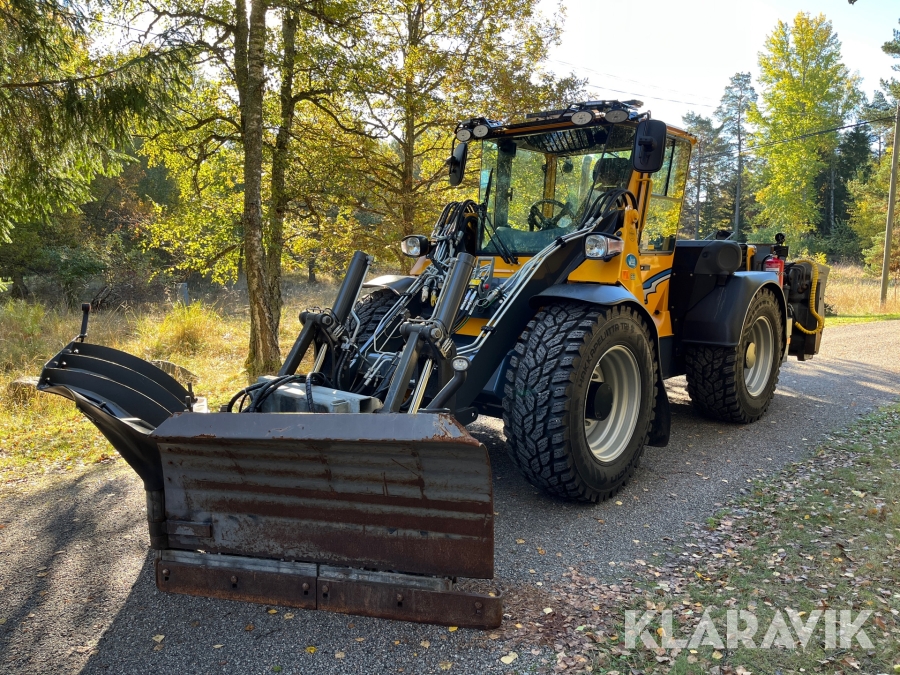 Redskapsbärare Wille 665 med vikplog och sandspridare